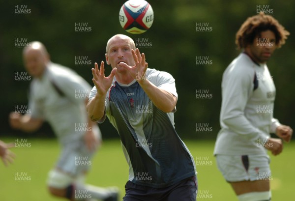 01.08.07 - Wales Rugby Training - Gareth Thomas takes a pass during training 