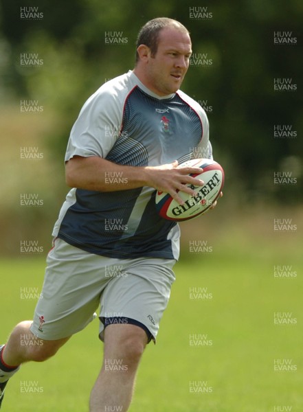 01.08.07 - Wales Rugby Training - Iestyn Thomas gets into space during training 