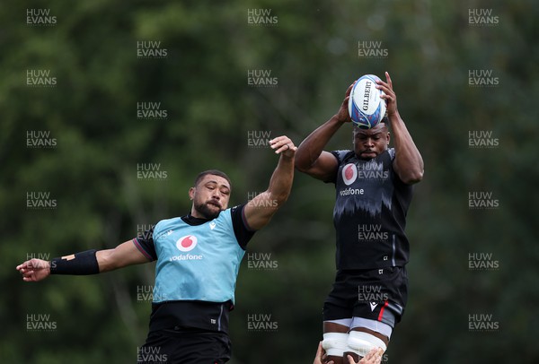 010923 - Wales Rugby Training in their last session in Wales before travelling to France for the Rugby World Cup - Taulupe Faletau and Christ Tshiunza during training