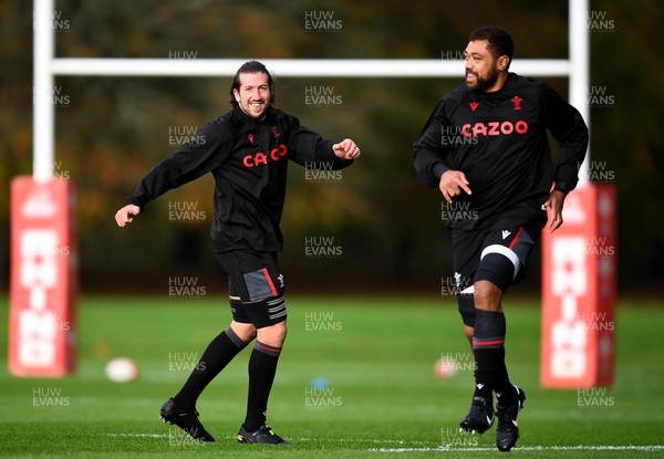 011122 - Wales Rugby Training - Justin Tipuric and Taulupe Faletau during training