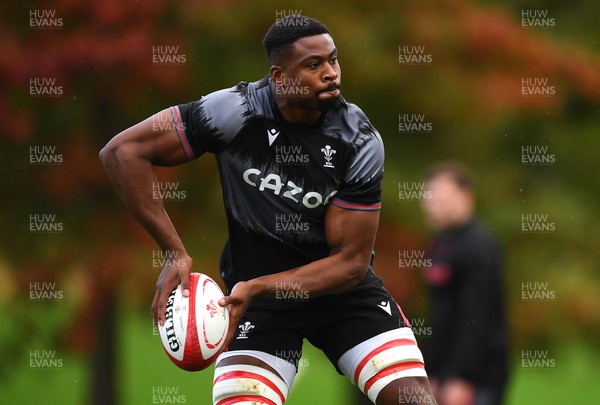 011122 - Wales Rugby Training - Christ Tshiunza during training