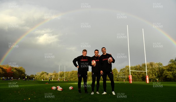 011122 - Wales Rugby Training - Nick Tompkins, Owen Watkin and George North during training