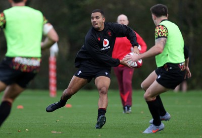 011125 - Wales Rugby Training - Ben Thomas during training