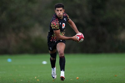 011125 - Wales Rugby Training - Rio Dyer during training