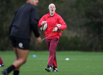 011125 - Wales Rugby Training - Steve Tandy, Head Coach during training