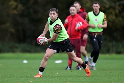 011125 - Wales Rugby Training - Dan Edwards during training