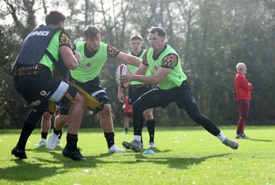 011125 - Wales Rugby Training - Tom Rogers during training