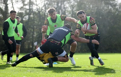 011125 - Wales Rugby Training - Tom Rogers during training