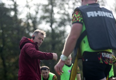 011125 - Wales Rugby Training - Danny Wilson, Assistant Coach during training