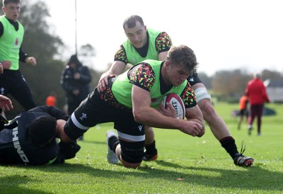 011125 - Wales Rugby Training - James Fender during training