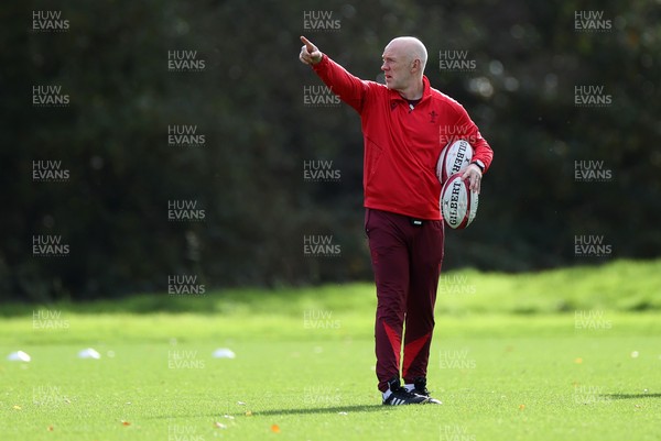 011125 - Wales Rugby Training - Steve Tandy, Head Coach during training