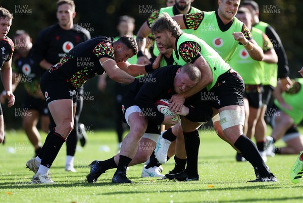 011125 - Wales Rugby Training - Keiron Assiratti during training