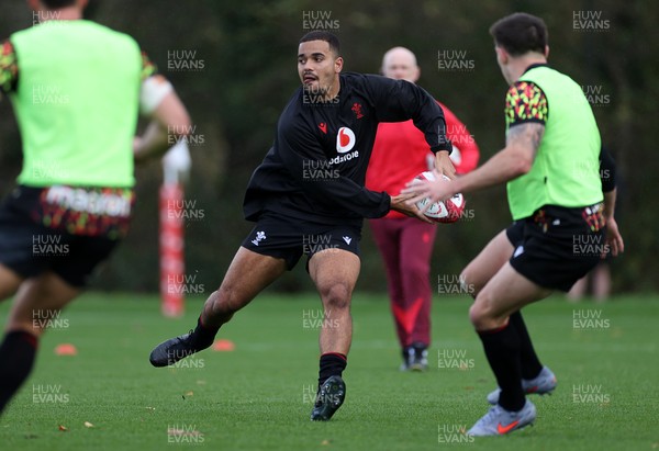 011125 - Wales Rugby Training - Ben Thomas during training