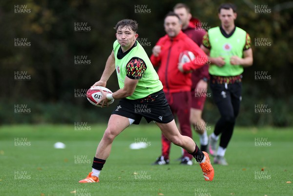 011125 - Wales Rugby Training - Dan Edwards during training