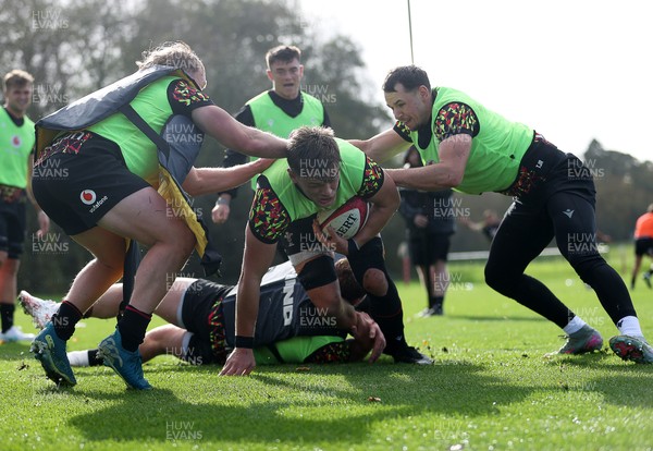 011125 - Wales Rugby Training - Alex Mann during training