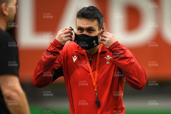 020221 - Wales Rugby Training - Stephen Jones puts on a mask during training