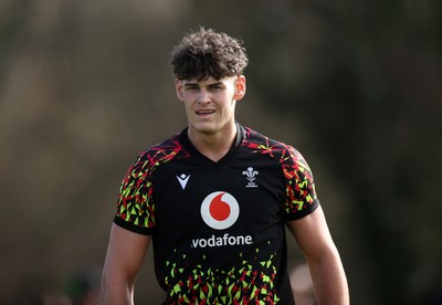 020326 - Wales Rugby Training - Eddie James during training