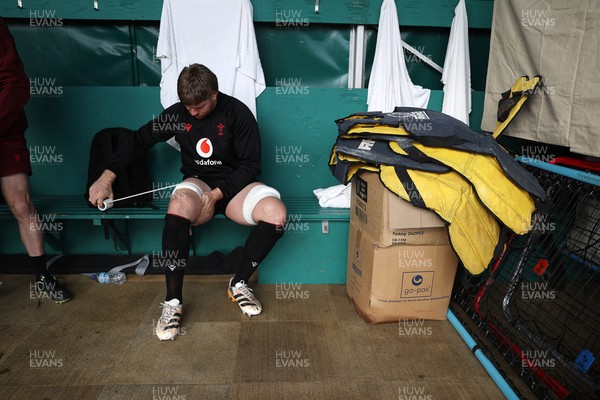 020326 - Wales Rugby Training - Aaron Wainwright during training