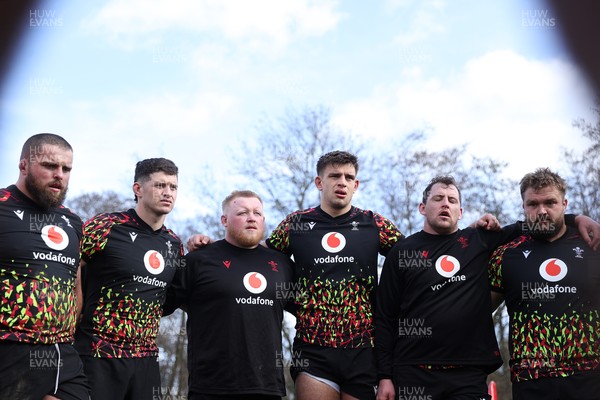 020326 - Wales Rugby Training - Nicky Smith, James Botham, Keiron Assiratti, Dafydd Jenkins, Ryan Elias and Tomas Francis during training