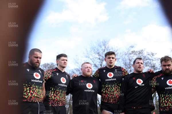 020326 - Wales Rugby Training - Nicky Smith, James Botham, Keiron Assiratti, Dafydd Jenkins, Ryan Elias and Tomas Francis during training