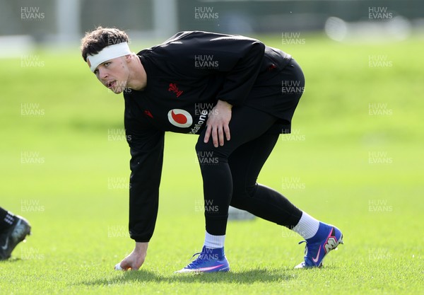 020326 - Wales Rugby Training - Tom Rogers during training