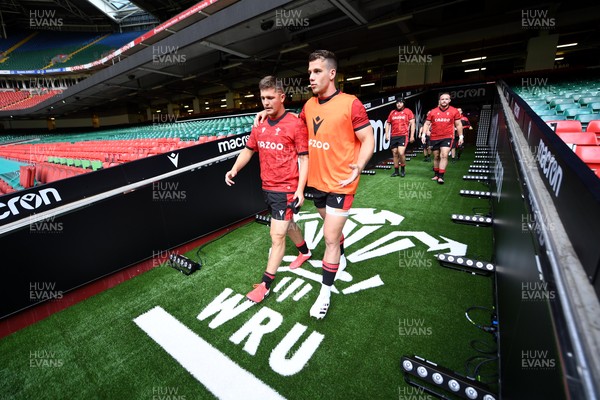 020721 - Wales Rugby Training - Callum Sheedy and Kieran Hardy during training