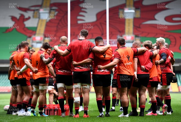 020721 - Wales Rugby Training - Players huddle during training