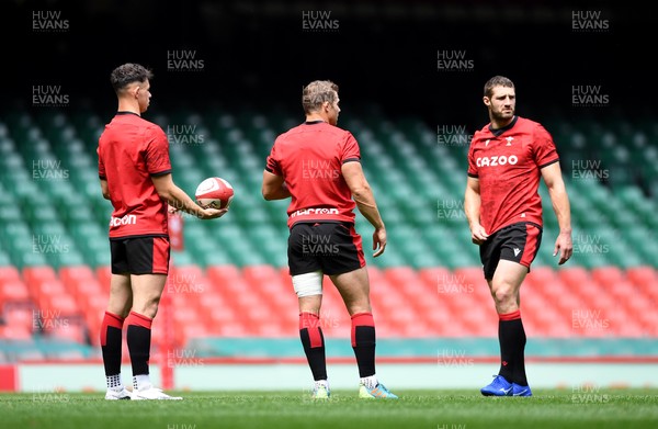 020721 - Wales Rugby Training - Tom Rogers, Leigh Halfpenny and Jonah Holmes during training