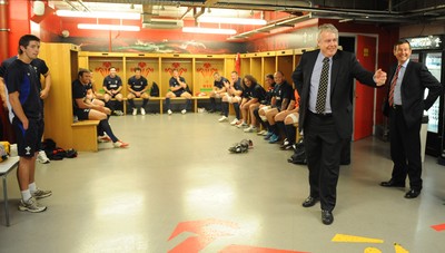 02.08.11 - Wales Rugby Training - Wales First Minister Carwyn Jones talks to players ahead of their training session. 