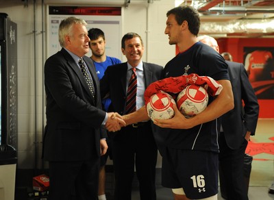 02.08.11 - Wales Rugby Training - Wales First Minister Carwyn Jones talks to Sam Warburton ahead of their training session. 