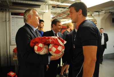 02.08.11 - Wales Rugby Training - Wales First Minister Carwyn Jones talks to Sam Warburton ahead of their training session. 