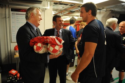 02.08.11 - Wales Rugby Training - Wales First Minister Carwyn Jones talks to Sam Warburton ahead of their training session. 