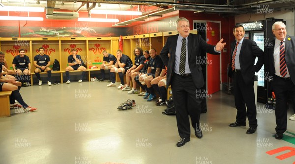 02.08.11 - Wales Rugby Training - Wales First Minister Carwyn Jones talks to players ahead of their training session. 