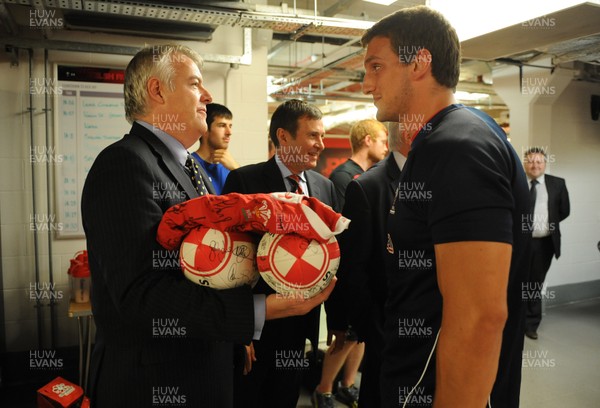 02.08.11 - Wales Rugby Training - Wales First Minister Carwyn Jones talks to Sam Warburton ahead of their training session. 