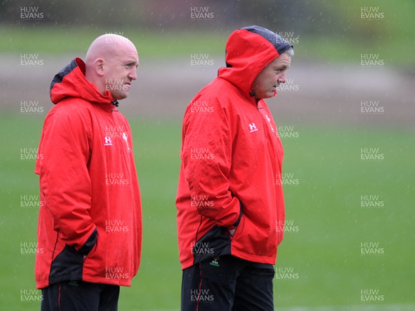 02.11.09 - Wales Rugby Training Defence Coach Shaun Edwards and Head Coach Warren Gatland at a training session ahead of their sides match against the New Zealand All Blacks on Saturday 