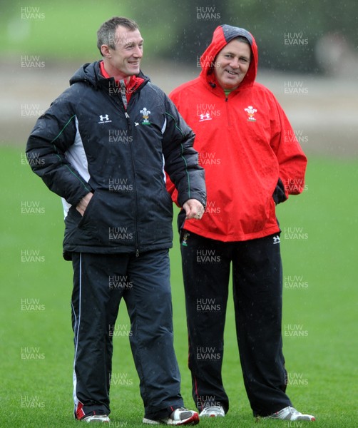02.11.09 - Wales Rugby Training Backs Coach Rob Howley and Head coach Warren Gatland at a training session ahead of their sides match against the New Zealand All Blacks on Saturday 