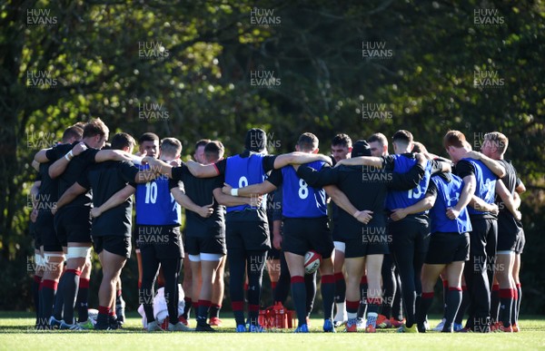 021118 - Wales Rugby Training - Players huddle during training