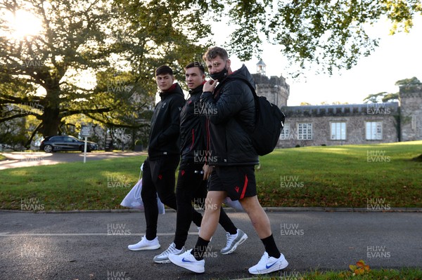 021121 - Wales Rugby Training - Louis Rees-Zammit, Tain Basham and Thomas Young during training