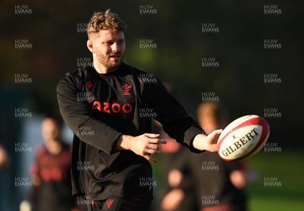 021121 - Wales Rugby Training - Thomas Young during training