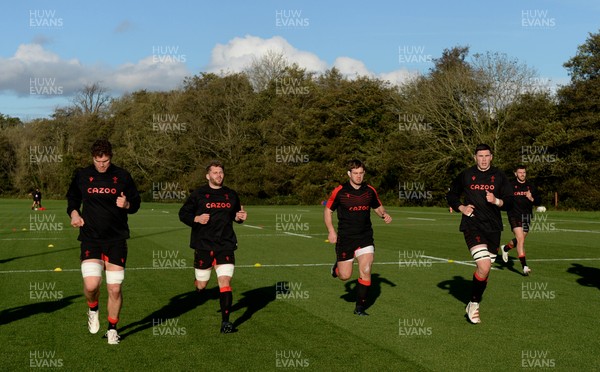 021121 - Wales Rugby Training - Will Rowlands, Thomas Young, Rhodri Jones, Seb Davies and Johnny Williams during training