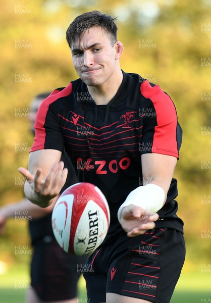 021121 - Wales Rugby Training - Taine Basham during training