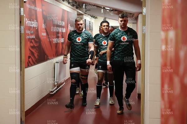 021123 - Wales Rugby Training against Dragons in the week leading to their game against the Barbarians at the Principality Stadium - Dan Lydiate, Rio Dyer and Mason Grady during training