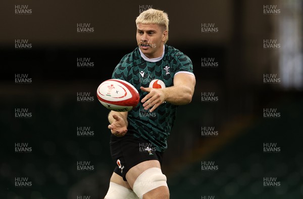 021123 - Wales Rugby Training against Dragons in the week leading to their game against the Barbarians at the Principality Stadium - Aaron Wainwright during training