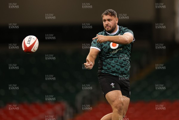 021123 - Wales Rugby Training against Dragons in the week leading to their game against the Barbarians at the Principality Stadium - Harri O�Connor during training