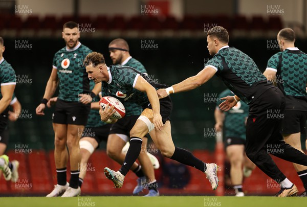 021123 - Wales Rugby Training against Dragons in the week leading to their game against the Barbarians at the Principality Stadium - Tom Rogers during training
