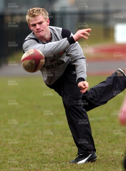 030206  Wales rugby training,Teddington -  Dwayne Peel passes the ball out 