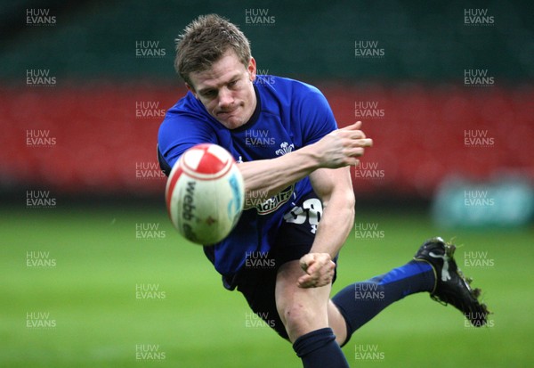 03.02.11 -Wales Captains Run, Millennium Stadium -  Wales Dwayne Peel during training session 