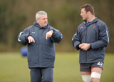 03.03.08 - Wales Rugby Training - Wales Coach, Warren Gatland speaks to Ian Gough during training 