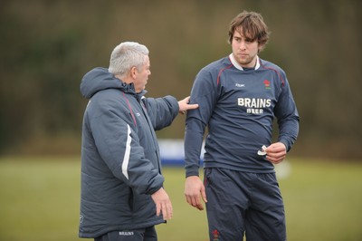 03.03.08 - Wales Rugby Training - Wales Coach, Warren Gatland speaks to Ryan Jones during training 