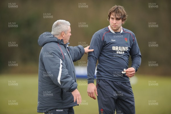03.03.08 - Wales Rugby Training - Wales Coach, Warren Gatland speaks to Ryan Jones during training 